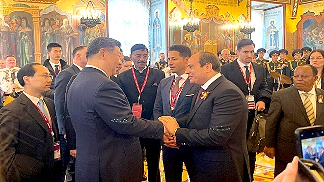 ترحيب حار وحديث بين السيسي وشي جين بينغ في موسكو