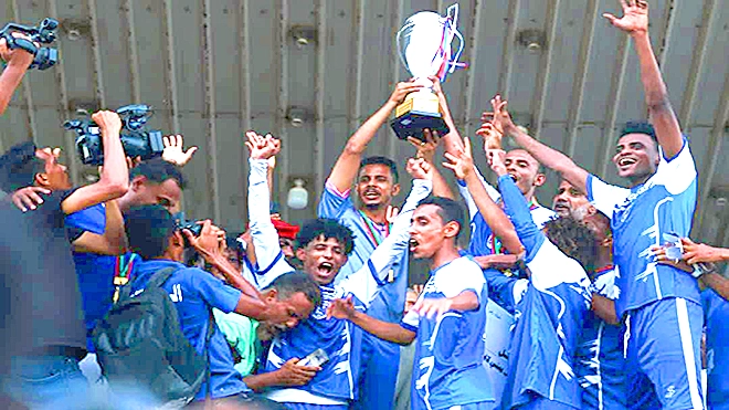في عرس رياضي حضرمي وجماهيري بارز.. عادل عباس يقود التضامن للتتويج بكأس وذهب بطولة التحرير