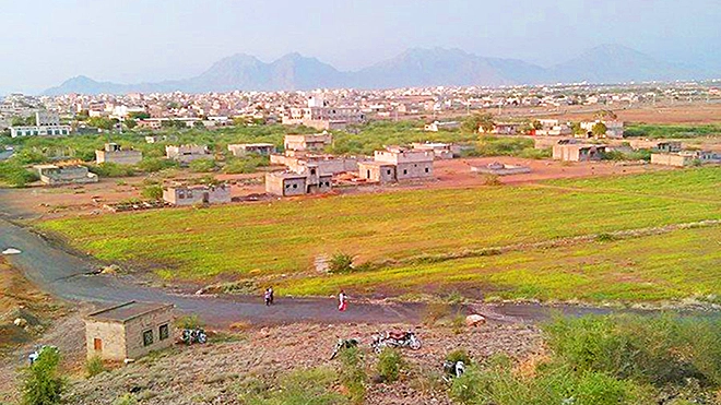 الحوثي يجبر سكان مديرية باجل على النزوح