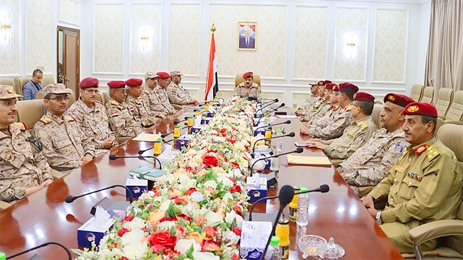 وزير الدفاع ورئيس الأركان يجتمعان بقيادة المنطقة الرابعة ومحاورها