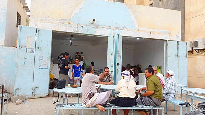 محمد الحضرمي.. قصة المقهى الشبواني الذي جمع رجال السلطة والمعارضة