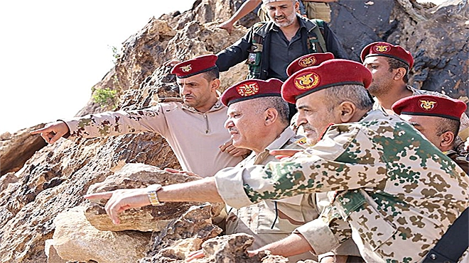 قائد محور تعز يتفقد المقاتلين في الخطوط الأمامية جنوب شرق المدينة