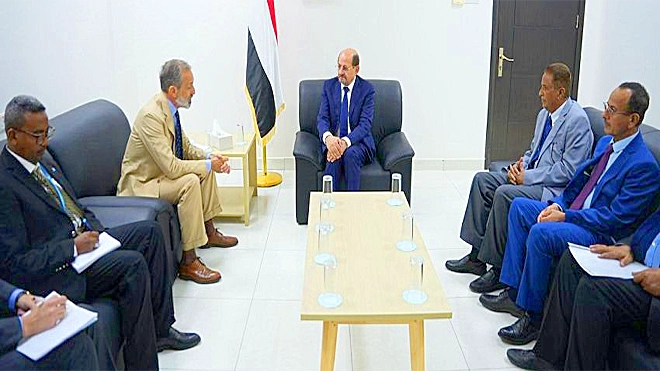 وزير الخارجية يلتقي في عدن المنسق المقيم للأمم المتحدة في اليمن