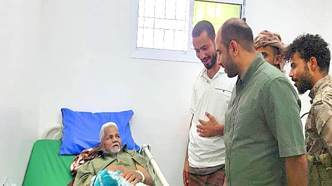 العميد النوبي والعميد إبراهيم قائد خلال تفقدهم الحالة الصحية للمناضل مبارك هندي العميد النوبي والعميد إبراهيم قائد خلال تفقدهم الحالة الصحية للمناضل مبارك هندي