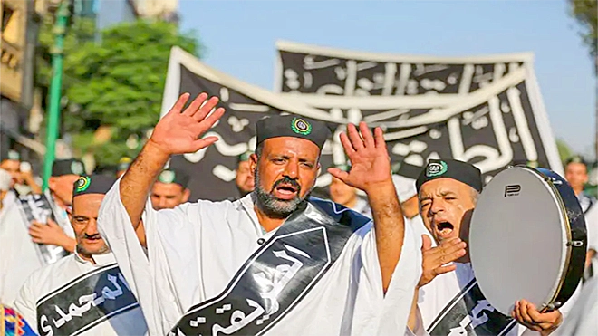 أعضاء إحدى الطرق الصوفية في مصر يحتفلون ببداية محرم، رأس السنة الهجرية في 7 يوليو 2024 أعضاء إحدى الطرق الصوفية في مصر يحتفلون ببداية محرم، رأس السنة الهجرية في 7 يوليو 2024