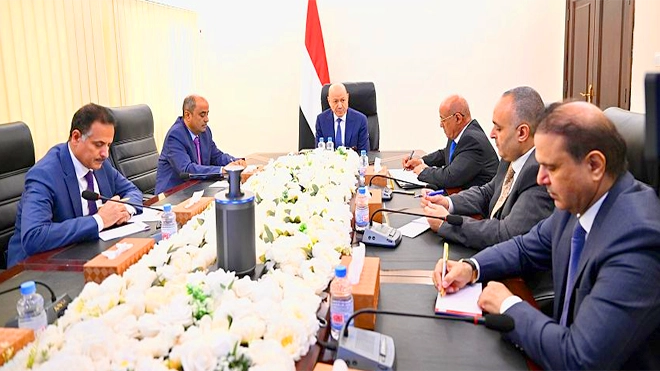 خلال اجتماع عقده رئيس مجلس القيادة برئيس الوزراء ومحافظ البنك المركزي