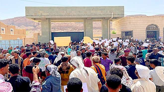 جانب من الوقفة الاحتجاجية أمام مبنى النيابة الابتدائية جانب من الوقفة الاحتجاجية أمام مبنى النيابة الابتدائية