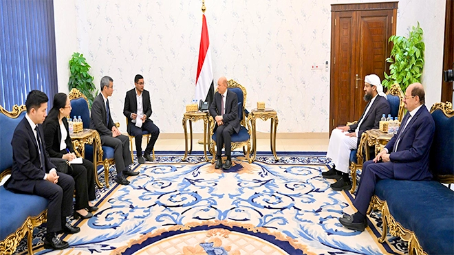 العليمي: حرب اقتصادية تستهدف المحافظات المحررة