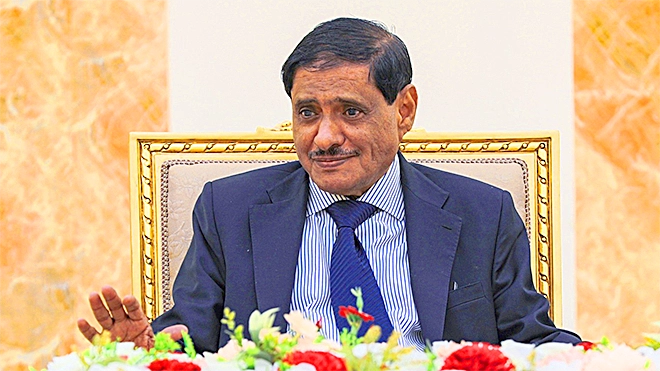​العليمي يطمئن على صحة اللواء البحسني بعد خضوعه لعملية جراحية