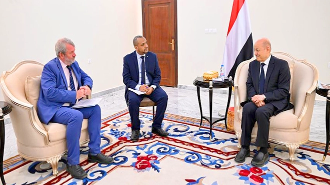 رئيس مجلس القيادة يشيد بالتدخلات الإنسانية لمنظمة اليونيسيف