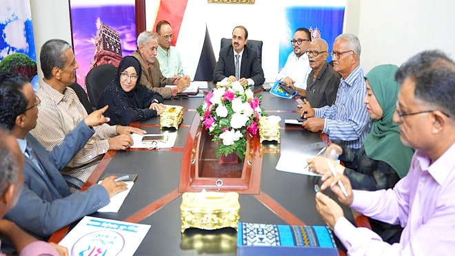 وزير الثقافة خلال اجتماعه بالقيادات الثقافية والفنية لمناقشة الفعاليات المصاحبة لمهرجان شتاء عدن الثاني