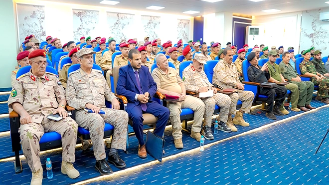 الزبيدي خلال اجتماعه بالقيادات العسكرية والأمنية الجنوبية الزبيدي خلال اجتماعه بالقيادات العسكرية والأمنية الجنوبية