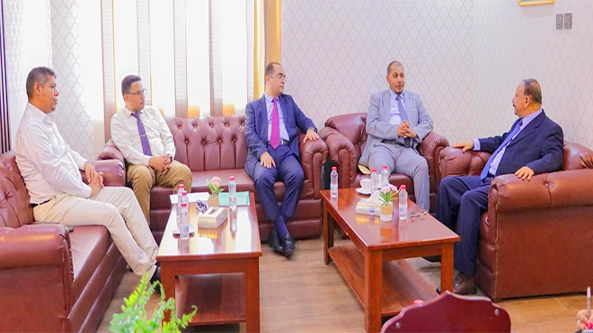 وزير النقل خلال لقائه محافظ سقطرى