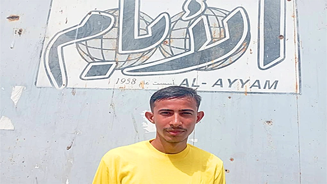 صورة البحار حسام وحيد أمام مقر صحيفة "الأيام" صورة البحار حسام وحيد أمام مقر صحيفة "الأيام"