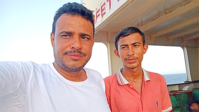 صورة تجمع الأخوين حسام المفرج عنه وأخاه مساعد القبطان محمود المسجون بإيران صورة تجمع الأخوين حسام المفرج عنه وأخاه مساعد القبطان محمود المسجون بإيران