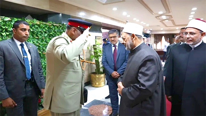 ​رئيس أركان الجيش الباكستاني يؤدي التحية العسكرية لشيخ الأزهر