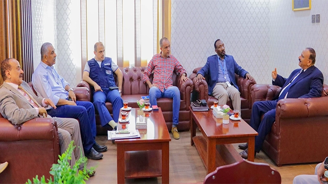 وزير النقل يبحث مع نائب مدير الغذاء العالمي بعدن أوجه التنسيق المشترك