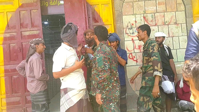 حملة أمنية في لودر تُغلق 3 محال صرافة وتعتقل مضاربين بالعملة