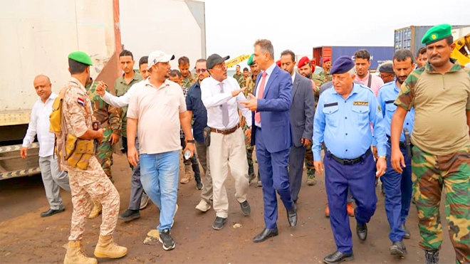 محافظ عدن: استقرار ميناء الحاويات يعتمد على تكامل الإجراءات الأمنية والرقابية