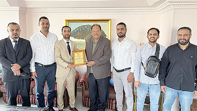  مؤسس المركز الثقافي اليمني البلجيكي يكرم الرئيس علي ناصر محمد بدرع "داعم السلام"