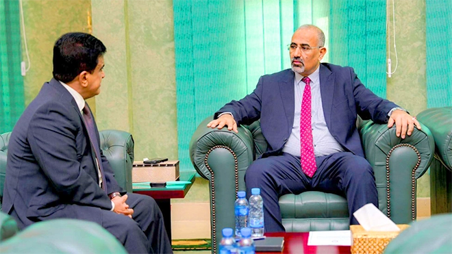 ​الزُبيدي يطّلع من وزير النفط على جهود تشغيل مصافي عدن وتأمين وقود الكهرباء