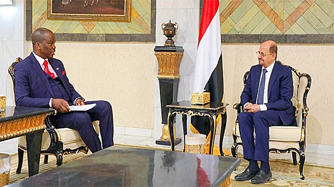 وزير الخارجية يبحث مع سفير جنوب أفريقيا تعزيز التعاون التنموي والاقتصادي
