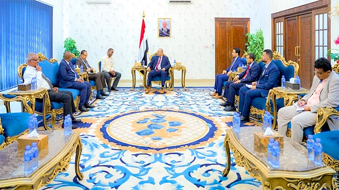 الزُبيدي يُحذر من تنامي التخادم بين الحوثيين وحركة الشباب الصومالية والقاعدة