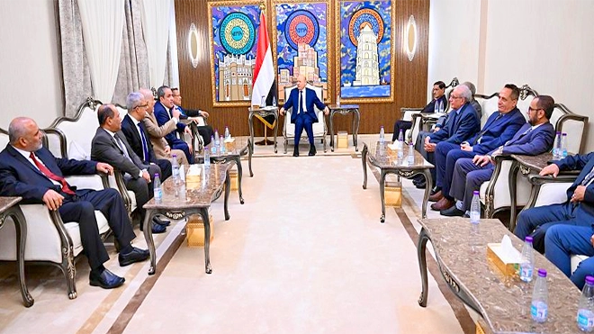  رئيس مجلس القيادة يلتقي قيادات التكتل الوطني للأحزاب والمكونات السياسية
