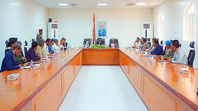 ​المحافظ بن الوزير خلال ترأسه اجتماعًا موسعًا لمدراء المكاتب والجهات الإيرادية ويتخذ عدد من الإجراءات