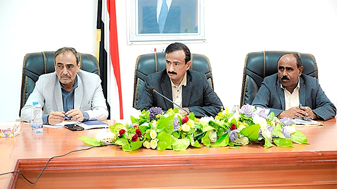 محافظ شبوة يشدد على ضبط عملية التحصيل والتوريد وفرض الرقابة الصارمة