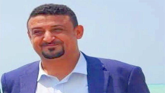 احتجاز مسؤول حكومي وأسرته في نقطة عسكرية بتعز رغم توجيهات المحافظ