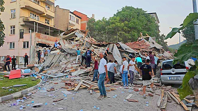 تركيا.. "زلزال باليكيسير" يدمر عددا من المباني والمنازل