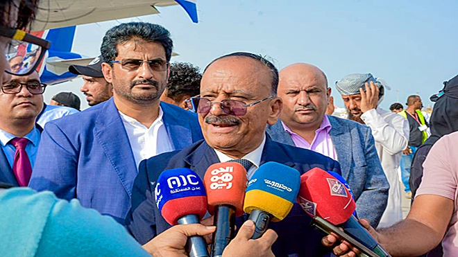 وزير النقل مع وسائل الإعلام أثناء تدشين وصول طائرة "أوسان" في مطار عدن الدولي
