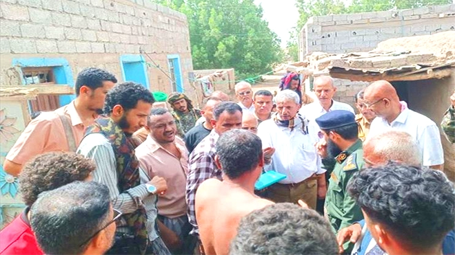 محافظ لحج تطلع على أضرار السيول