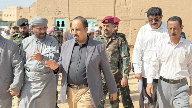محافظ حضرموت تطلع على أضرار السيول