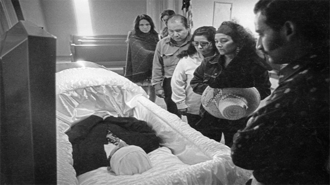 دولوريس هويرتا تقف خلف نعش ناجي ضيف الله في ديلانو كاليفورنيا – ​​1973
(Bob Fitch photography archive, © Stanford University Libraries)
