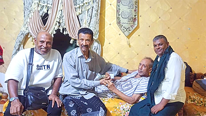 مشتاق عبدالرزاق يزور الزميل منير مصطفى