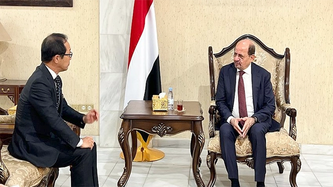 وزير الخارجية مع السفير الياباني