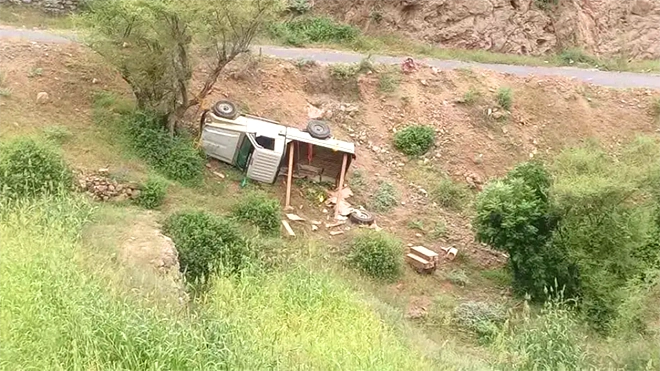 حادث انقلاب بالقبيطة يشعل المطالب بتحسين الطريق