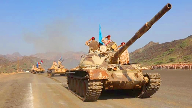 وزير الدفاع يتفقد اللواء الخامس دعم وإسناد ويثمن جهوده القتالية
