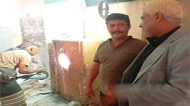 القاضي عبدالله سالم رئيس نيابة عدن وإلى جانبه وكيل نيابة الآثار القاضي عشال المسبحي