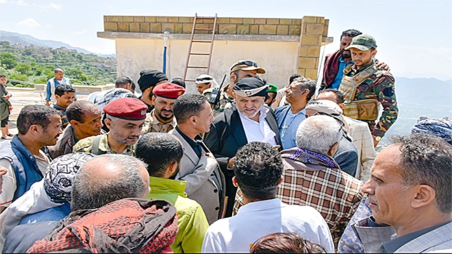 محافظ تعز يطلع على أوضاع مديريات صبر