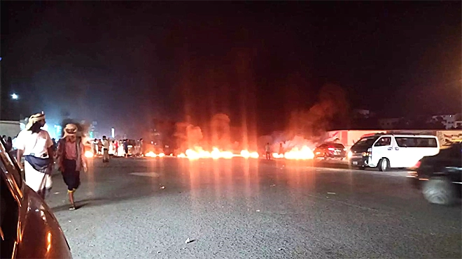 لا كهرباء.. عدن عاصمة مشلولة نهارا وغارقة في الظلام ليلًا