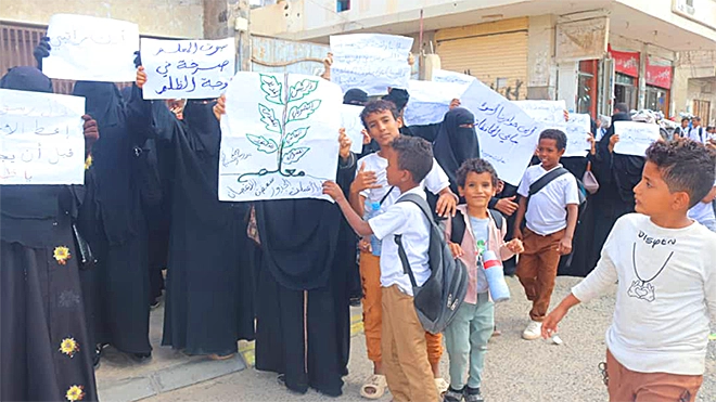 معلمات الحوطة يلجأن للتظاهر للمطالبة بمرتباتهم المتأخرة