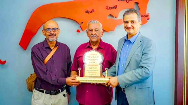 محافظ عدن يكرّم الأديب محمد ناصر شراء بدرع الوفاء والإبداع