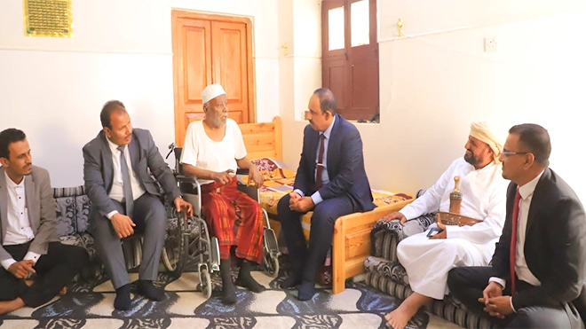محافظ حضرموت يزور القيادي الإداري مبارك حميد