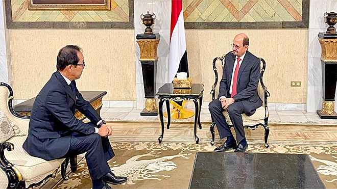 وزير الخارجية مع سفير اليابان لدى اليمن