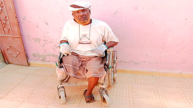 بعد بتر ساقيه.. مسن مُسرّح قسرًا يواجه الإعاقة والمرض براتب لا يكفي للدواء