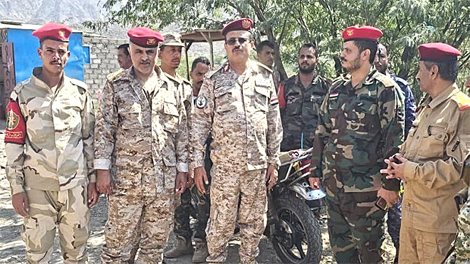 رئيس أركان محور تعز يتفقد المقاتلين في قطاع لواء النصر