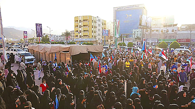 نساء عدن من ساحة العروض